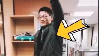 誇海口要負責了！梁文傑偕妻倒著走