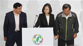 九合一選舉失利　蔡英文請辭黨主席2018九合一選舉失利，兼任民進黨主席的總統蔡英文（中）24日晚間召開記者會表示，身為執政黨主席，她要對結果負起完全責任，將立即辭去主席一職。中央社記者施宗暉攝　107年11月24日