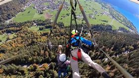 影／第一次玩滑翔翼就出包　男單手支撐2分鐘力竭摔落
圖／翻攝自Gursk3 YouTube
https://www.youtube.com/watch?v=dLBJA8SlH2w