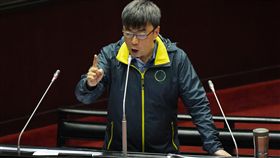 段宜康檢討敗選原因  籲賴揆承擔責任行政院長賴清德27日到立法院進行「1021普悠瑪事故等東部交通運輸問題」專案報告；民進黨立委段宜康（圖）逐項點出行政團隊敗選的原因，也呼籲賴清德既然留下來，就要承擔責任。中央社記者孫仲達攝  107年11月27日