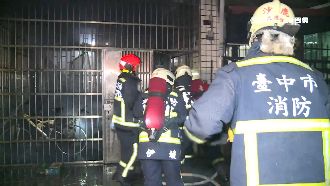 騎樓起火燃燒！屋主疑：女兒男友報復