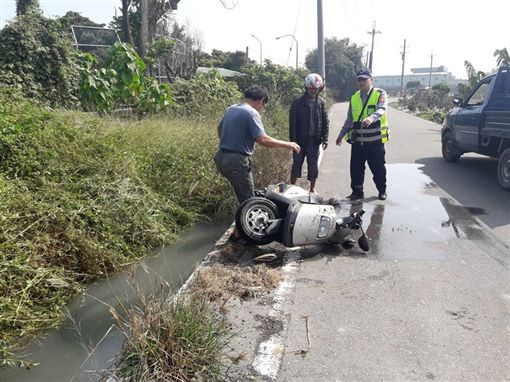 男子騎車突然頭暈閃黑影，稱自己遇到魔神仔抓交替，被不名力量拉進水溝。（圖／翻攝雲林縣警察局虎尾分局臉書）