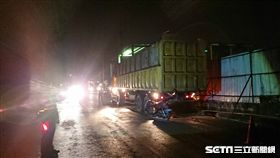 醉男騎車直衝路旁垃圾轉運車身亡／翻攝畫面