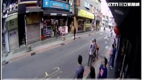 胡男假釋才一週，又因缺錢持美工刀搶奪女子背包，警方訊後將他依強盜罪送辦（翻攝畫面）