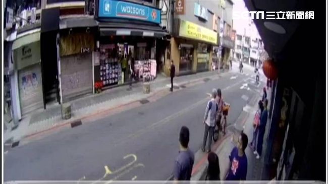 假釋1週再度犯案　惡匪當街劃臉搶包