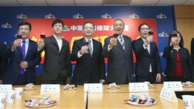 中職新春團拜中華職棒大聯盟舉行新春團拜，會長吳志揚（左4）、秘書長馮勝賢（右），中職常務理事(二余)忠正（左2）、馮寄台（右4）、劉玠廷（左3），各隊代表統一獅隊領隊蘇泰安（左）、中信兄弟領隊劉志威（右3）、富邦悍將隊副領隊陳昭如（右2）等人，一同舉杯祝賀新春快樂。中央社記者張新偉攝  107年2月22日