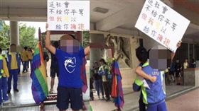 高中生自發舉牌給擁抱，展現力挺多元共融的正能量。（圖／翻攝臉書）