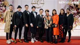 蔡昌憲（中）婚禮，柴智屏（右三）帶領眾星到場祝賀。（圖／群星瑞智提供）