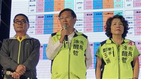 九合一選舉　涂醒哲：最大錯誤是沒有適當行銷2018九合一選舉，民進黨籍嘉義市長候選人涂醒哲（中）24日晚間自行宣布敗選，他說，自己所犯的最大錯誤就是沒有適當行銷。中央社記者江俊亮攝　107年11月24日