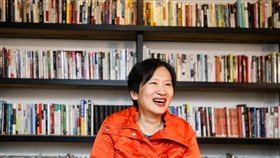 批時政又寫出得獎散文　顏擇雅：只想做自己出版社負責人顏擇雅閱讀財經雜誌和親子教養文章，讀了不服寫文回應，寫成了專欄作家還出書。問她最喜歡哪個身分？她說，只想做自己。中央社記者吳家昇攝　107年4月8日