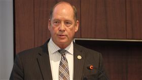 美聯邦眾議員約霍呼籲邀台灣參加環太平洋軍演美國聯邦眾議員約霍（Ted Yoho）26日說，他支持今年取消邀請中國參與環太平洋軍演的決定，並呼籲應邀請台灣參加。中央社記者鄭崇生華盛頓攝　107年7月26日