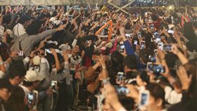 柯文哲連任台北市長　支持者嗨翻（3）2018台北市長選舉戰況膠著，開票長達10個多小時，無黨籍候選人柯文哲險勝連任，聚集在四四南村的支持者群情激昂，高舉手機迎接柯文哲進場。中央社　107年11月25日