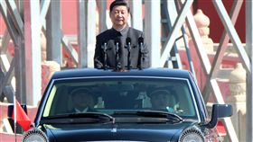 全球刮強人風潮  紐時憂民主褪色中共有意修憲刪除國家主席任期限制，為習近平續任領導人鋪路。紐時認為，這股威權與強人捲土重來趨勢，與對當今世局不安、美國總統川普損及民主等脫不了關係。圖為習近平2015年校閱九三閱兵。中央社記者陳亦偉攝  107年2月27日