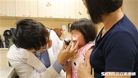 兒科醫師陳劍韜提醒，孩子感冒若合併黃綠色鼻涕、咳嗽、發燒、喉嚨發炎、眼眶及臉部脹痛，恐急性鼻竇炎，應盡速就醫治療。（圖／亞大醫院提供）