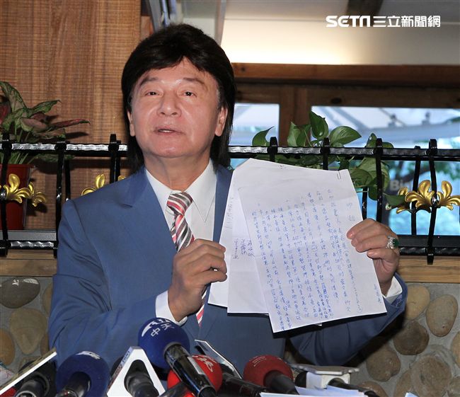 藍文青說明投資小當家餐飲慘賠始末記者會。（記者邱榮吉/攝影）