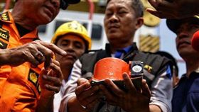 印尼今（28）日公布獅航JT 610班機失事調查報告指出，飛機在準備起飛時已出現技術問題。飛航資料紀錄器顯示，機師一直嘗試把自動降低的機頭拉高，奮戰至飛機墜毀為止。（圖／翻攝自@STcom推特）