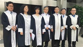 戴奧辛污染求償案判決  居民律師：大致滿意中石化台南安順廠區戴奧辛污染案，最高法院28日判決中石化應賠償居民新台幣1.8億元，經濟部免賠確定，其餘部分發回。受害居民律師團律師林媗琪（左3）表示，對於最高法院判決中石化賠償確定予以肯定，但對經濟部免負國家賠償責任感到遺憾。中央社記者蕭博文攝  107年11月28日