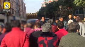 百名大媽组團攔婚車，不给錢不讓走（圖／梨視頻）