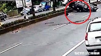 男酒駕連撞分隔島　慘翻多圈四輪朝天