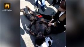 鬧婚惡整，新郎嚇到直奔高速公路想跑回家結果被車撞。（圖／翻攝Youtube）