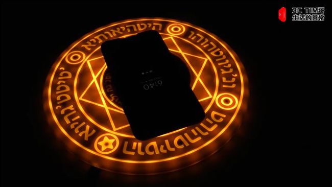 Tim哥開箱浮誇魔法陣充電板！