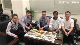 日籍男子山田社長帶著亡妻骨灰遊台灣，行經新店山區時迷路向警求援，警員使用即時翻譯app解決溝通問題（翻攝畫面）