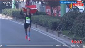 ▲紹興馬拉松又出現塞五星旗怪象。（圖／翻攝自CCTV）
