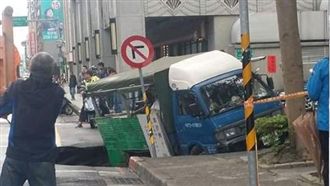 快訊／北市吉林路塌！藍色小貨車遭吞
