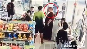 台中女竊賊吐檳榔汁／翻攝畫面