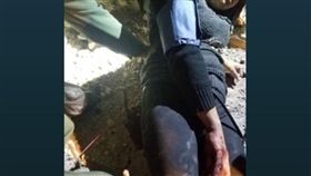 母攜幼子攀美墨邊境　重摔遭鋼筋刺穿
（圖／翻攝自twitter）