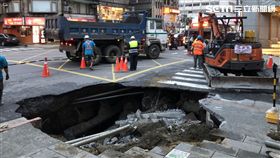 台北市吉林路發生路面塌陷事件（楊忠翰攝）
