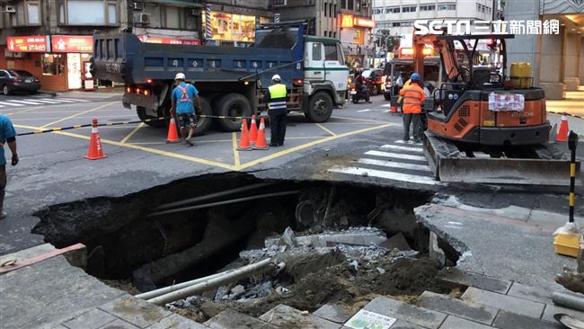 北市貨車遭馬路吞沒　路基掏空是主因