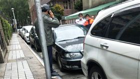 北市男疑「車內燒炭」身亡　警拉封鎖線調查（圖／翻攝畫面）