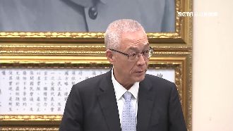 吳敦義風光主持中常會　遭韓粉嗆下台