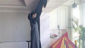 大陸湖南長沙一名楚姓女子，18日找了一名男家政工裝窗簾，沒想到對方換完後，竟在客廳脫下褲子。楚女氣得向家政公司反映，但該名家政工卻稱自己是「農村來的」，才會有脫褲子的生活習慣。對此，不少網友怒喊「別污辱農村子弟啊！」（圖／翻攝自瀟湘晨報）