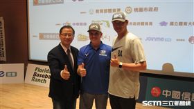 ▲中華職棒會長吳志揚（左起）、佛州棒球學校創辦人Randy Sullivan與王建民合影。（圖／記者蕭保祥攝影）