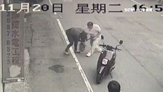 鄰嘲笑「老少配」　陸配砸安全帽報復