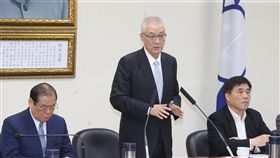 吳敦義邀15縣市長參與黨決策（2）國民黨主席吳敦義（中）28日在中常會表示，將請最新民意的15縣市長積極參與黨的決策機制，讓黨意能融入更多好的民意，「只有黨意與民意、與全體國民同呼吸，共同努力」，國家與黨才能與時俱進。中央社記者郭日曉攝　107年11月28日