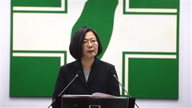 蔡英文中常會前發表談話（1）辭去民進黨主席的總統蔡英文28日在民進黨中常會前發表談話，再次向民進黨支持者表達歉意，期許所有執政團隊虛心檢討、勇於改變。　　中央社記者孫仲達攝　107年11月28日