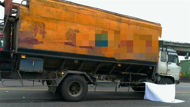 大貨車與機車擦撞　騎士遭捲車底輾斃
