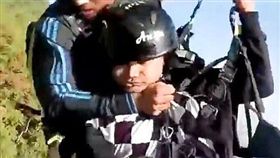 印度男子玩滑翔傘急墜屋頂／每日郵報