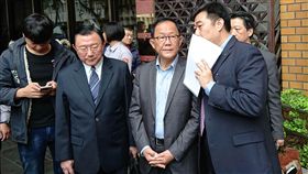 丁守中再赴北院  聲請重新計票並繳保證金國民黨台北市長候選人丁守中（前右2）28日上午11時左右在律師陪同下，到台北地方法院聲請查封票匭重新計票，並繳交保證金。他表示，絕對不是為了個人勝敗，而是為了整個台灣民主選舉的價值及公平正義。中央社記者王揚宇攝　107年11月28日