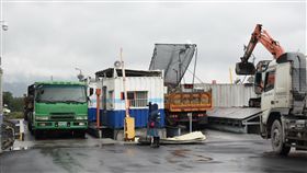 南投疏濬土石年收入6億　挹注學子免費午餐南投縣政府辦理河川及野溪疏濬作業，疏濬土石標售每年約能帶進新台幣6億元收入，南投縣長林明溱28日表示，收入除挹注縣庫，也提供縣內學子免費午餐經費。圖為砂石車過磅沖洗情形。（南投縣政府提供）中央社記者蕭博陽南投縣傳真　107年11月28日