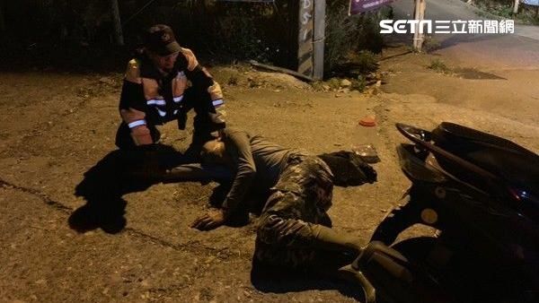 大燈太亮惹怒「虎頭蜂」男子險遭螫死