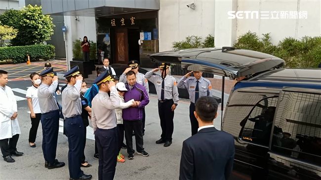 爸媽帶你回家了　警腦死器捐今移靈