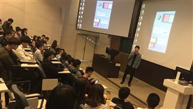 新北市紀錄片放映活動　導演映後座談新北市新聞局與逢甲大學通識教育中心28日合辦紀錄片放映活動，現場放映新北市紀錄片獎兩屆首獎作品「遙遠之地」、「以啟山林」，並邀請導演許鴻財（右後）到場分享求學及參加比賽的心路歷程。（新北市政府提供）中央社記者趙麗妍傳真　107年11月28日