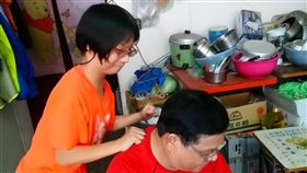 屏東家扶評選自強家庭（1）屏東家扶今年從1400戶家庭中選出5組自強家庭，其中51歲的張原榜（前）11年來持續照顧重障女兒，從每天清晨天未亮送羊奶開始，一路堅持至今，女兒已擁有會自己走路、洗澡等基本生活自理能力。（屏東家扶提供）中央社記者郭芷瑄傳真　107年11月28日