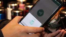 商品防偽驗證系統　手機感應辨真偽為了避免仿冒假貨損及商譽和消費者權益，台灣業者開發出全球電子防偽驗證系統，民眾只要用手機感應商品（圖），就能立即辨識真偽。中央社記者蕭博陽南投縣攝　107年11月28日