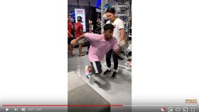 ▲馬來西亞網紅Harvinth Skin試穿球鞋突然衝出店外。（圖／翻攝自SkinTv）