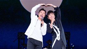 「羽泉」成員陳羽凡、胡海泉。(翻攝微博)
